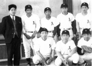 โยชิฮิเดะ ซูงะ (ยืนขวาสุด) สมัยมัธยม