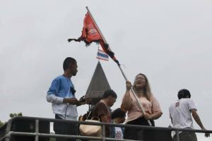 อดีตอาจารย์ มธ.เผย กลุ่มผู้ชุมนุมเพียงต้องการล้มสถาบัน จับตา ชูข้อเสนอ 10 ข้อ อีกหรือไม่