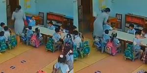โผล่อีกคลิป! “ครูจุ๋ม” ป้ายสิ่งแปลกปลอมบนใบหน้าเด็กนักเรียน ครูคนอื่นยืนหัวเราะชอบใจ