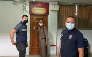 ครูต่างชาติเหวี่ยงเด็กอนุบาล 1 เข้าห้องน้ำ โผล่มอบตัวตำรวจแล้ว หลังถูกกดดันหนัก