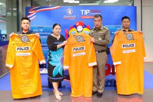 ทิพยประกันภัยห่วงใยทุกชีวิตในสังคม มอบเสื้อกันฝนให้แก่ตำรวจนครบาล