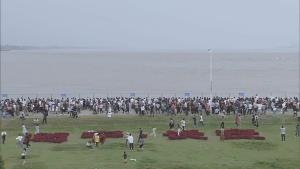 (ชมคลิป) ชาวจีนเรือนหมื่นแห่ชมปรากฎการณ์ “คลื่นยักษ์เฉียนถัง” หนุนตัวเป็นกำแพงน้ำสูงได้ถึง 10 เมตร