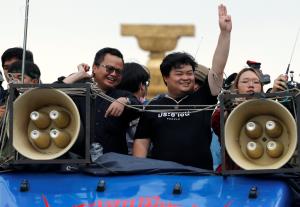 “เพนกวิน” ประกาศยึดทำเนียบ โวมวลชนมากว่า 2 แสน ท้ายแถวแยกนางเลิ้ง