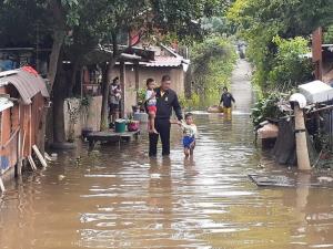 แม่น้ำมูลเริ่มล้นตลิ่งท่วมชุมชนลุ่มต่ำ ต้องขนย้ายข้าวของหนีแล้ว 1 ชุมชน