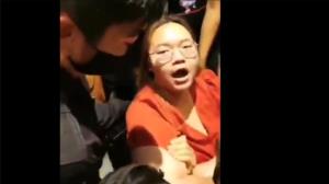 คลิปนาที “รุ้ง ปนัสยา” นอนลงกับพื้นขณะถูกจับคาโรงแรม ตะโกนลั่นถ้าไม่ปฏิรูปสถาบันฯ จาก 10 ข้อจะเหลือข้อเดียว