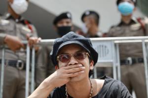 ศาลแขวงดุสิตให้ประกันผู้ชุมนุม 18 คน ส่วน “แอมมี่” นักร้องดังวืดประกันยังต้องนอนคุก!