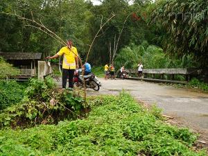 พัทลุงฝนตกหนักน้ำป่ากัดเซาะคอสะพานเข้าหมู่บ้านทรุดตัวในพื้นที่ อ.ศรีบรรพต