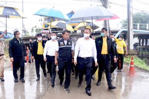 รมว.กษ.นำผู้บริหาร กษ.พบปะกลุ่มวิสาหกิจและเกษตรกรในพื้นที่อำเภอไทรน้อย