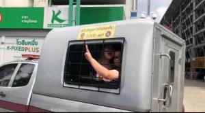“เพนกวิน-รุ้ง” ชู 3 นิ้วก่อนฝากขัง พร้อมตะโกนเผด็จการจงพินาศ ประชาราษฎร์จงเจริญ