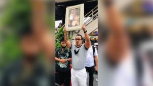 ยืนหนึ่งในปิ่นเกล้า! ชายชูภาพพระบรมฉายาลักษณ์ “ในหลวง ร.๙” ต่อหน้าม็อบปลดแอก