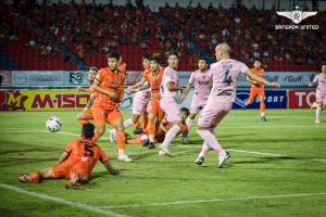 "แข้งเทพ" โดนจุดโทษครึ่งหลัง บุกเจ๊า "สวาทแคท" 1-1 ไร้ชัย 5 เกมติด