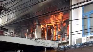 เพลิงไหม้วอดอาคารพาณิชย์ 3 คูหาริม ถ.สุขุมวิท ดัดแปลงเป็นโรงแรม พบศพต่างชาติถูกไฟคลอกดับ