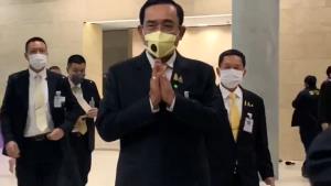 “บิ๊กตู่” ถึงสภาแล้ว ร่วมประชุมวิสามัญ หน้านิ่งกล่าวเพียงสั้นๆ ว่า “รอฟัง”