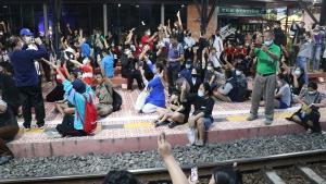 คณะราษฎรอยุธยาชูสามนิ้ว นั่งเคารพเพลงชาติบนสถานีรถไฟ แสดงจุดยืนต่อต้านการใช้ความรุนแรง