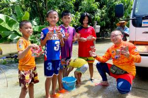 มูลนิธิเฮอริเทจฯ ร่วมทีมอาสาดุสิต ช่วยผู้ประสบภัยน้ำท่วมโคราช