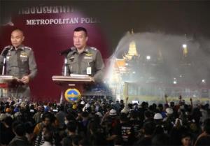 รอง ผบช.น.แจงใช้น้ำเปล่าสกัดม็อบ เตือนแล้วไม่ฟังพยายามเข้าพื้นที่หวงห้าม