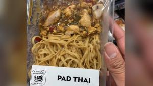 เผยภาพเมนูสตรีทฟูดสุดฮิต “ผัดไทย” ที่วางขายต่างประเทศ ทำคนไทยเรียกไม่ถูกนึกว่าผัดขี้เมา