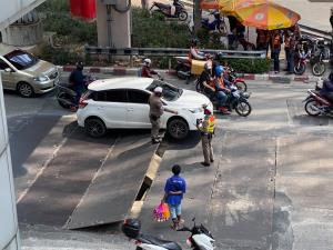 เลี่ยงเส้นทาง! แผ่นเหล็กปูถนนชำรุด ถ.นราธิวาสราชนครินทร์ จนท.เร่งแก้ไข