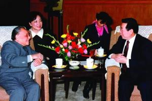 นายธนินท์ เจียรวนนท์ พบปะกับผู้นำสูงสุดจีน เติ้ง เสี่ยวผิง ผู้ประกาศนโยบายปฏิรูปเศรษฐกิจและเปิดประเทศจีนในปลายทศวรรษที่ 1970  (ภาพจาก Baidu)