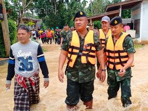 รมช.มหาดไทยพร้อมแม่ทัพภาค 4 ลงพื้นที่ช่วยชาวบ้านบ้านน้ำลัด หลังถูกน้ำป่าเข้าท่วมทั้งหมู่บ้าน