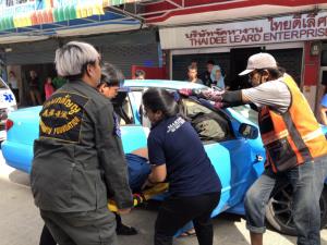 หนุ่มใหญ่ป่วยโรคหอบ ขับเก๋งชักเกร็งหมดสติพุ่งชนรถจอดริมทางเสียหาย 2 คัน