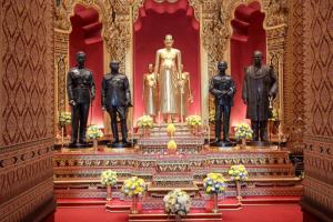 พสกนิกรทั่วไทย ถวายบังคมพระบรมรูปในหลวง 9 รัชกาลด้วยความสำนึกในพระมหากรุณาธิคุณ