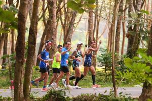 “ตูน-ก้อย” ร่วมกับนักวิ่งกว่า 8,000 คน แข่ง “มาราธอนซูเปอร์สปอร์ต ลากูน่า ภูเก็ต”