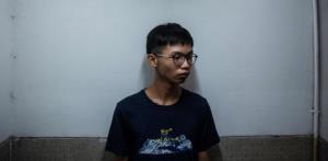 หมดอนาคตอีกราย! ศาลพิพากษาวันนี้วัยรุ่นฮ่องกงดูหมิ่นธงชาติจีน ส่อติดคุกตาม “โจชัว หว่อง”