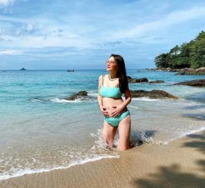 แม่สวยแม่แซ่บ “ลี นาตาลี” สวมทูพีซอุ้มท้องใกล้ 6 เดือนเที่ยวทะเล