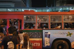 เผยภาพรถเมล์สาย 77 ที่มีผู้โดยสารแน่นขนัด เที่ยวตีหนึ่ง ในคืนเคานต์ดาวน์ ท่ามกลางการระบาดโควิด-19