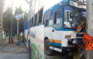 รถเมล์สาย 29 ชนเสาไฟฟ้า ซ.พหลโยธิน 90 การจราจรติดขัด