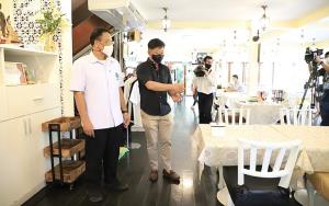 กรมอนามัย ย้ำมาตรการเฝ้าระวังโควิด-19 ในร้านอาหาร คุมเข้มจากครัวถึงมือผู้บริโภค