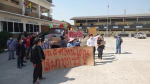 ผู้ปกครองรวมตัวไล่ ผอ.โรงเรียนย่านลำลูกกา ไม่ฟังเสียงค้านสร้างโรงอาหาร
