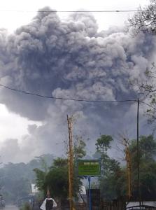 ภาพสุดสะพรึง! ภูเขาไฟปะทุในอินโดฯ พ่นเถ้าถ่านดำทะมึนสูงเสียดฟ้า (ชมคลิป)
