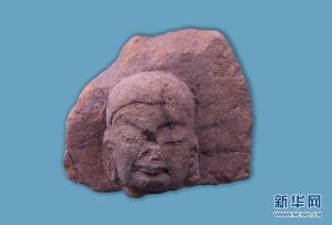 เศียรพระพุทธรูปโบราณที่พบในซากวัดโบราณ เมืองต้าหลี่ มณฑลอวิ๋นหนาน ภาพวันที่ 13 ม.ค. 2021
