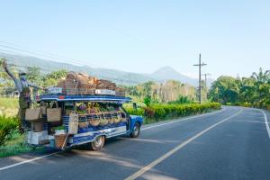 อย่ายอมแพ้!! รถพุ่มพวงรักษ์โลก “บ้านไร่ ไออรุณ” สู้โควิด-19 รอบใหม่