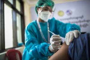พม่าเริ่มฉีดวัคซีนป้องกันโควิดให้บุคลากรทางการแพทย์ทั่วประเทศ