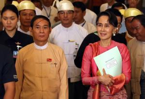 นายอู วินมยิน ประธานาธิบดีพม่า และนางอองซานซูจี ที่ปรึกษาแห่งรัฐพม่า ในกรุงเนปิดอของพม่า วันที่ 28 มีนาคม 2561 (แฟ้มภาพซินหัว)