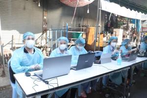 ให้กำลังใจ! ทีมแพทย์-สสจ.สวมชุด PPE ลงพื้นที่ตรวจโควิด-19 หลังพบผู้ป่วยในชุมชนกลางเมืองแม่สอด