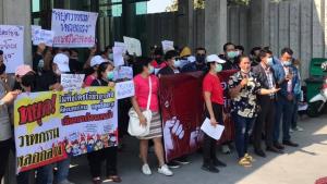 กลุ่มเครือข่ายแรงงาน รวมตัวหน้าสภา เรียกร้องรัฐบาลจ่ายเงินเยียวยาอย่างถ้วนหน้า