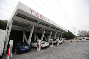 เปิดแล้ว! โรงงานผลิต “เสาชาร์จ EV ด่วน” ของเทสลาในเซี่ยงไฮ้