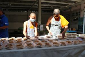 พระช่วยโยมทำอาหารแจกชาวบ้าน เป็นส่วนหนึ่งในการตอบแทนชาวบ้านและสังคม