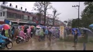 คนท่าขี้เหล็กฝ่าฝนลงถนนชูสามนิ้ว เรียกร้องชาวเมียนมาอารยะขัดขืนต้านทหารพม่ารัฐประหาร