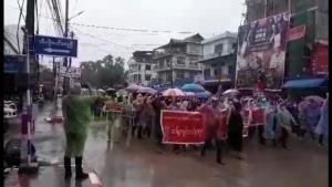 คนท่าขี้เหล็กฝ่าฝนลงถนนชูสามนิ้ว เรียกร้องชาวเมียนมาอารยะขัดขืนต้านทหารพม่ารัฐประหาร