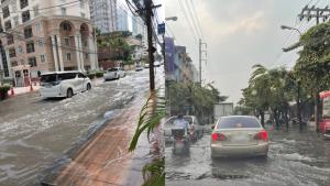 ฝนถล่มกรุง! ทำน้ำท่วมขังรอการระบาย-การจราจรติดขัดหลายพื้นที่