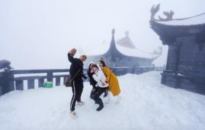 ชมภาพหิมะขาวโพลนคลุมยอดเขาฟานซีปัน ‘หลังคาแห่งอินโดจีน’ ในซาปา งดงามราวสวรรค์
