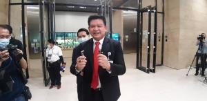 “สิระ” โชว์แหนบ เผย “สมพงษ์” เจอถอนหงอกแน่ ถ้าพูดถึงสถาบันฯ ลั่นจะประท้วงจนประชุมไม่ได้