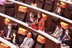 ก้าวไกล ซัด “สุชาติ” ผลาญงบจ้างจบใหม่-Job Expo ไม่ตามเป้า แถมชักใยม็อบชนม็อบ
