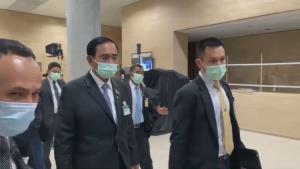 “บิ๊กตู่” หน้านิ่ง ไม่ตอบคำถามสื่อ ร่วมประชุมสภา