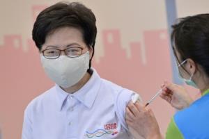 สร้างความเชื่อมั่น! ผู้นำฮ่องกงรับการฉีดวัคซีน “ซิโนแวค” เข็มแรก